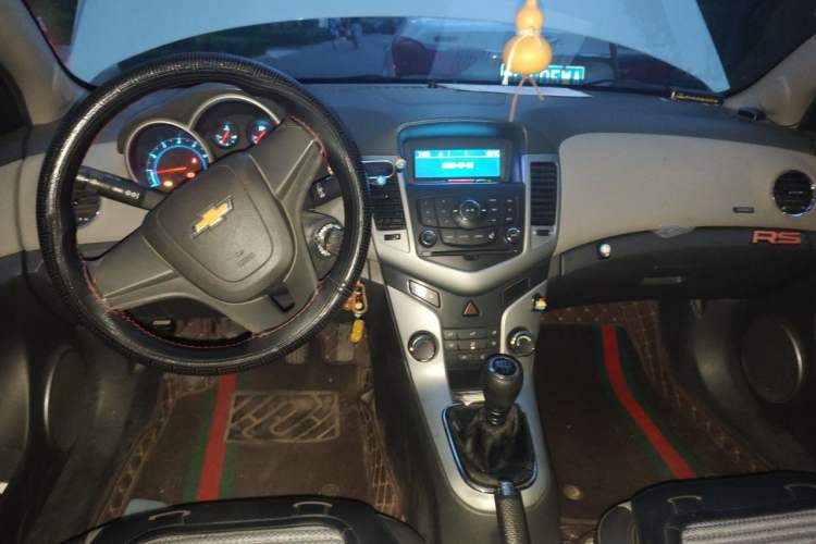 Used Chevrolet Cruze 2012 1.6L SE MT Center Console