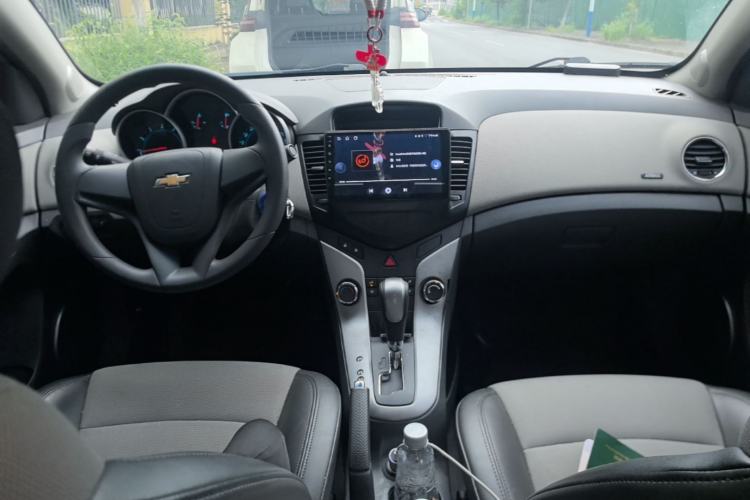 Used Chevrolet Cruze 2012 1.8L SE AT Center Console