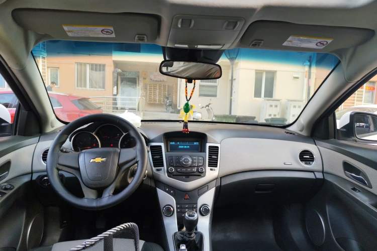 Used Chevrolet Cruze 2012 1.6L SE MT Center Console