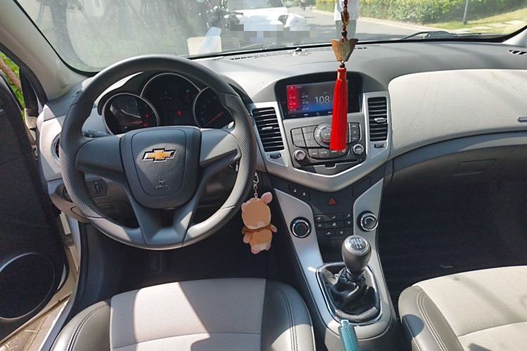Used Chevrolet Cruze 2012 1.6L SE MT Center Console