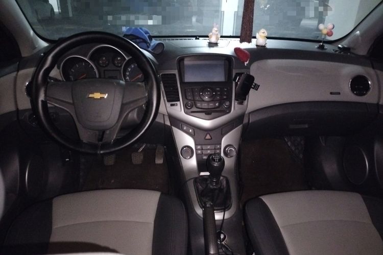 Used Chevrolet Cruze 2012 1.6L SE MT Center Console