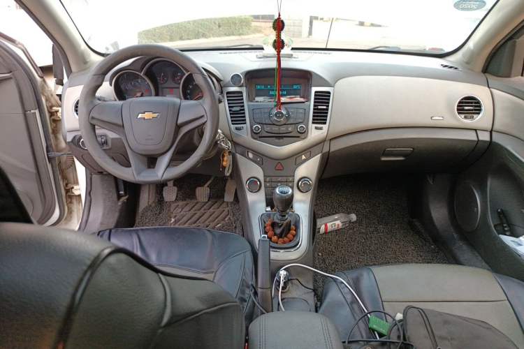 Used Chevrolet Cruze 2012 1.6L SE MT Center Console