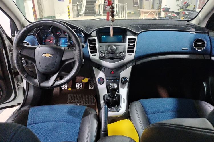 Used Chevrolet Cruze 2012 1.6T SE MT Center Console
