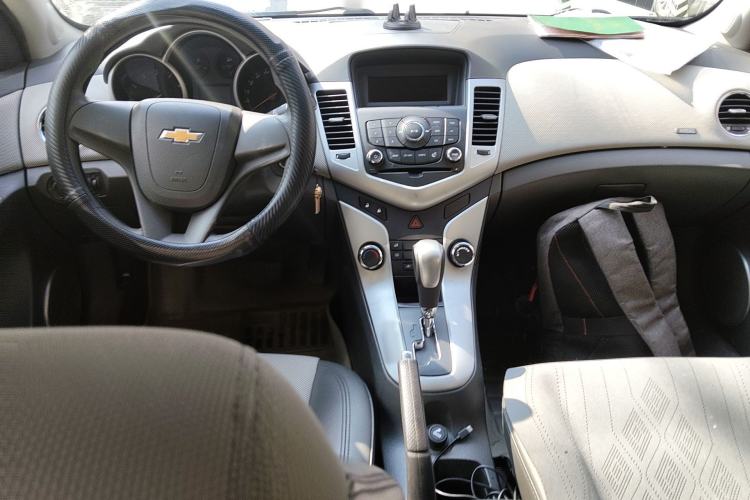 Used Chevrolet Cruze 2012 1.8L SE AT Center Console