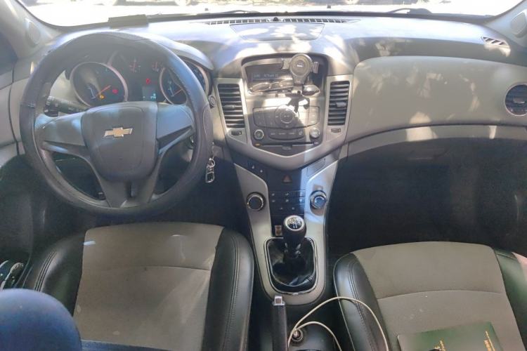 Used Chevrolet Cruze 2012 1.6L SL MT Center Console