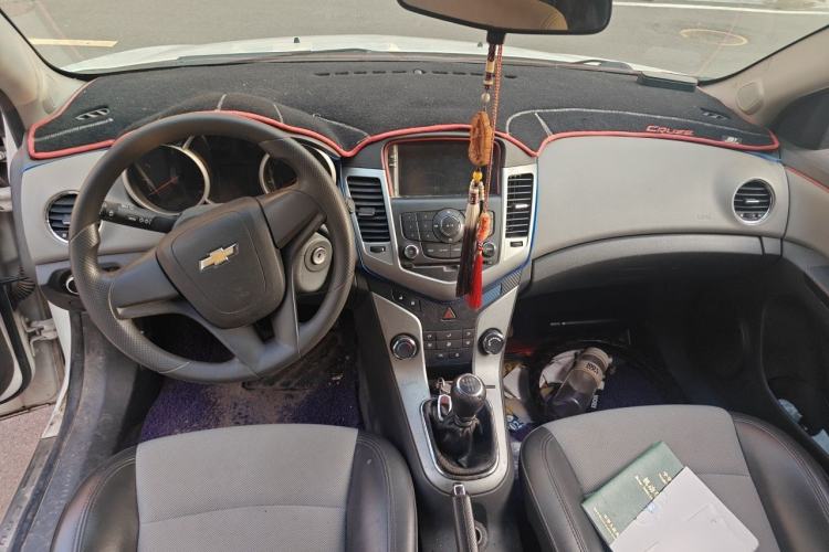 Used Chevrolet Cruze 2012 1.6L SL MT Center Console