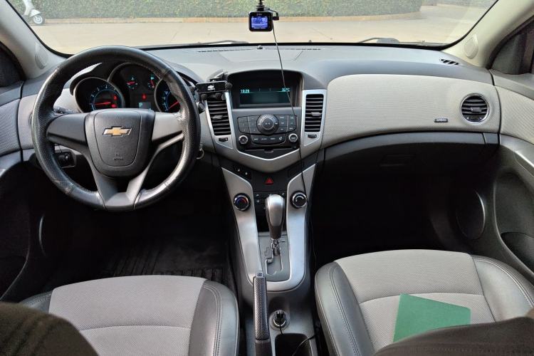 Used Chevrolet Cruze 2012 1.6L SE Automatic Center Console