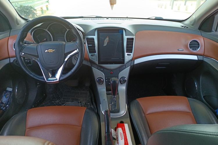 Used Chevrolet Cruze 2012 1.8L SE AT Center Console