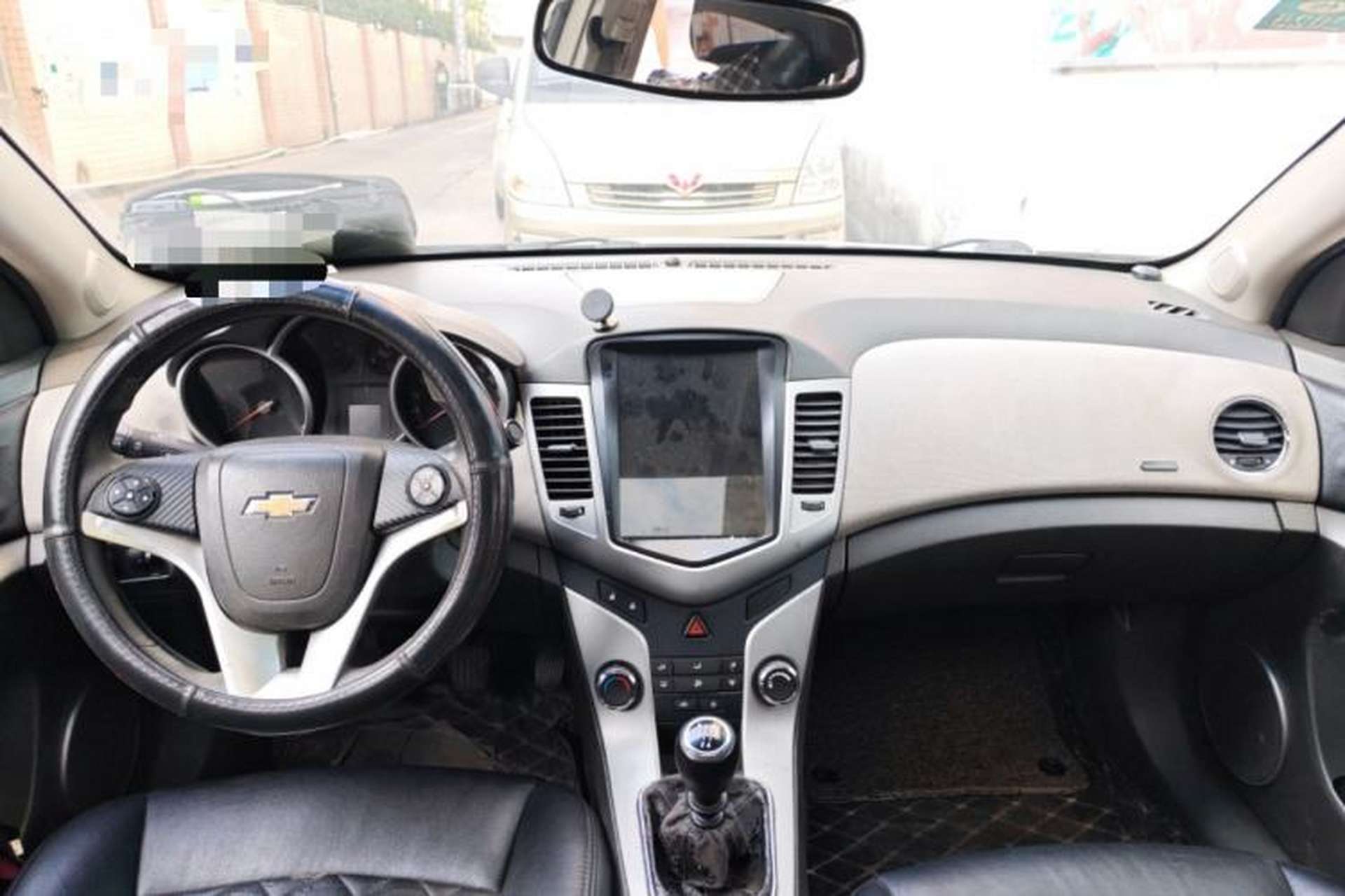 Used Chevrolet Cruze 2012 1.6L SE MT Center Console