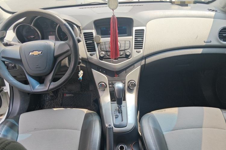 Used Chevrolet Cruze 2012 1.8L SE AT Center Console