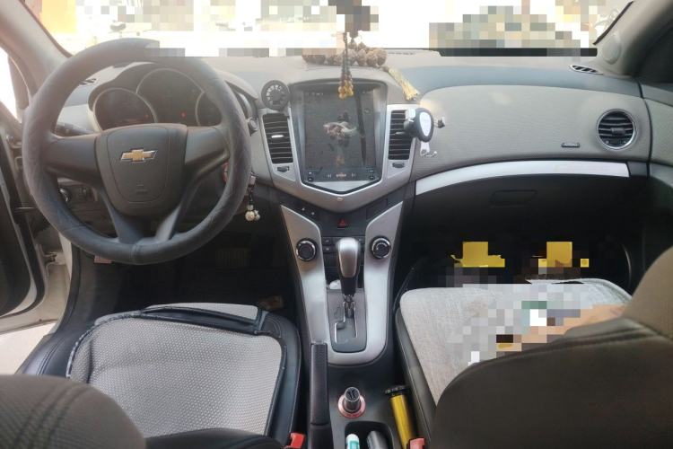 Used Chevrolet Cruze 2012 1.8L SE AT Center Console