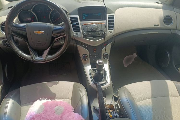 Used Chevrolet Cruze 2012 1.6L SL MT Center Console