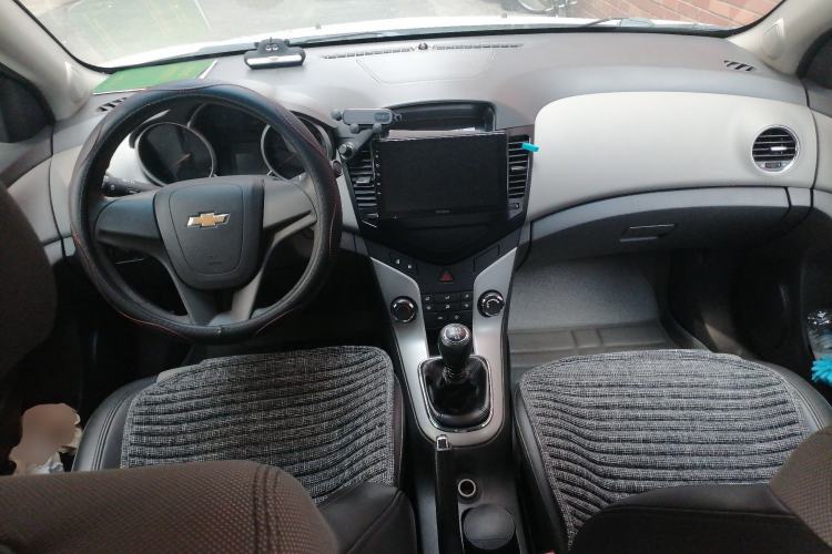 Used Chevrolet Cruze 2012 1.6L SL MT Center Console