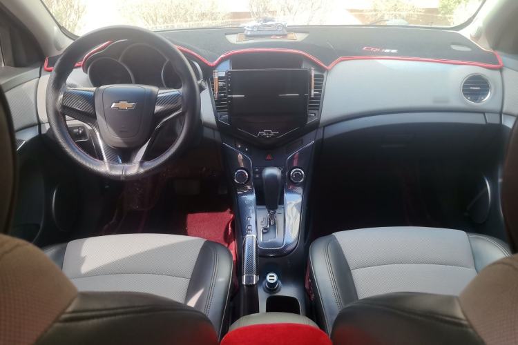 Used Chevrolet Cruze 2012 1.8L SE AT Center Console