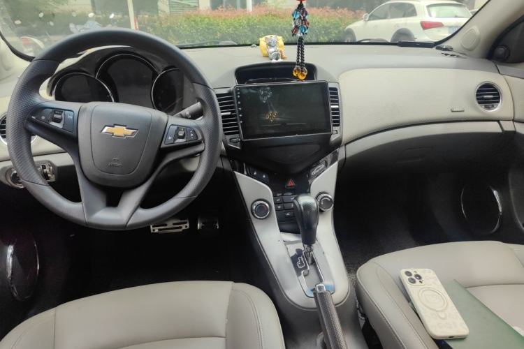 Used Chevrolet Cruze 2012 1.8L SE AT Center Console