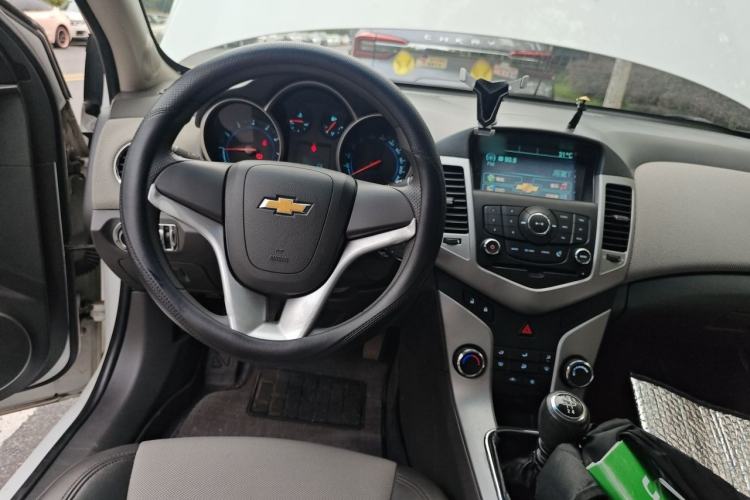 Used Chevrolet Cruze 2012 1.6L SE MT Center Console