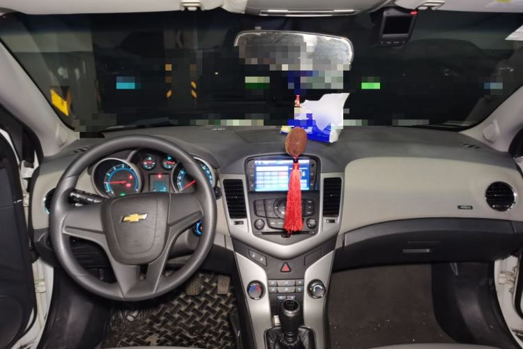 Used Chevrolet Cruze 2012 1.6L SE MT Center Console