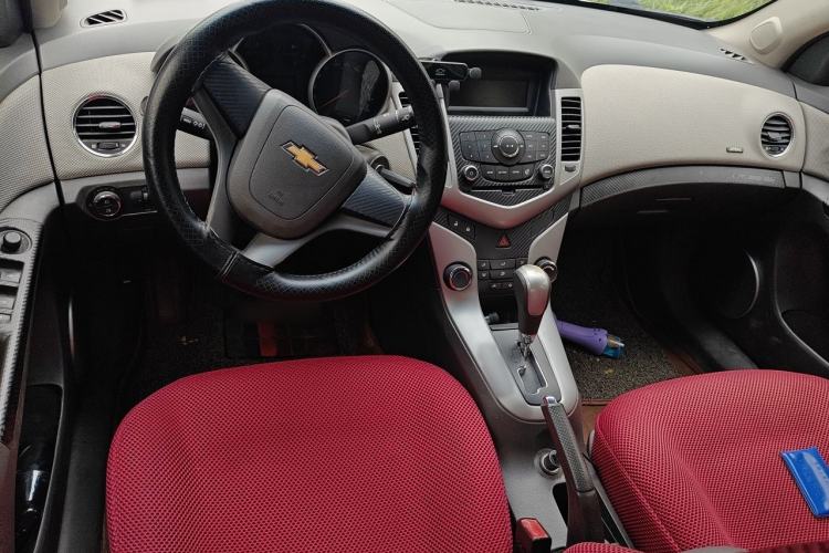 Used Chevrolet Cruze 2012 1.8L SE AT Center Console