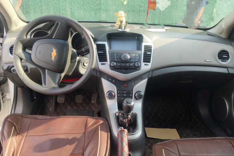 Used Chevrolet Cruze 2012 1.6L SE MT Center Console