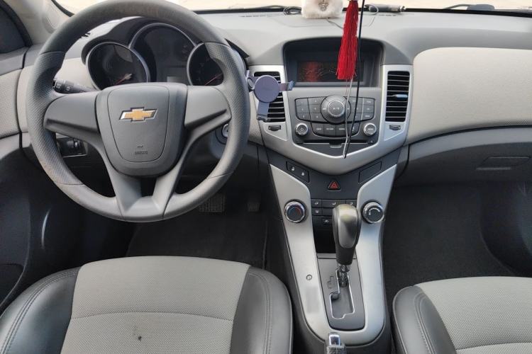 Used Chevrolet Cruze 2012 1.8L SE AT Center Console