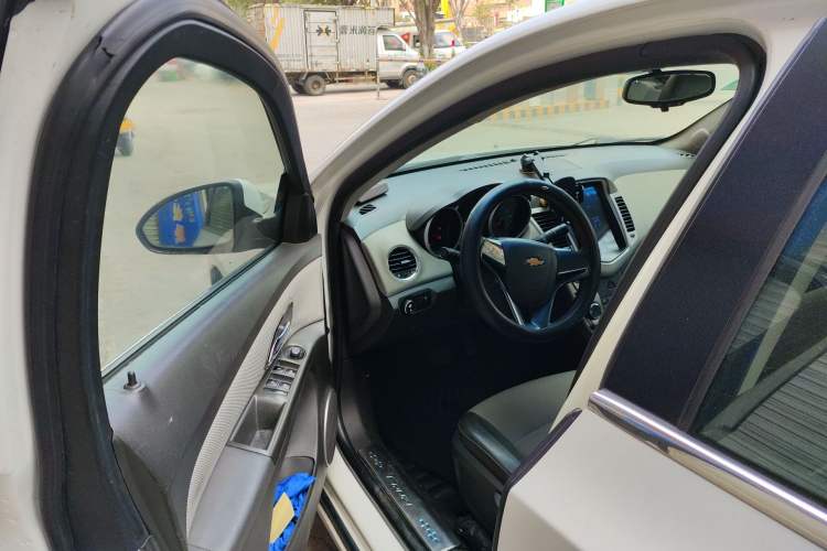 Used Chevrolet Cruze 2012 1.8L SE AT Driver Seat