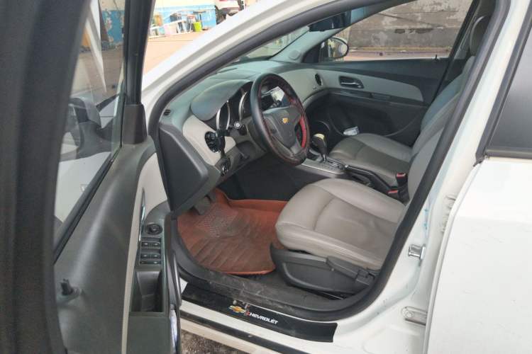 Used Chevrolet Cruze 2012 1.8L SE AT Driver Seat