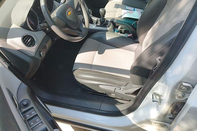 Used Chevrolet Cruze 2012 1.6L SE MT Driver Seat