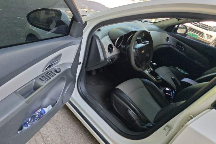 Used Chevrolet Cruze 2012 1.6L SL Grand Edition Manual Transmission Driver Seat