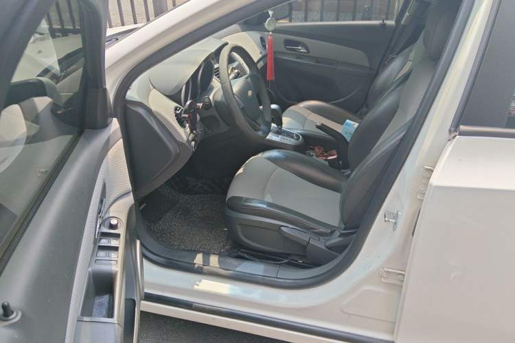 Used Chevrolet Cruze 2012 1.8L SE AT Driver Seat