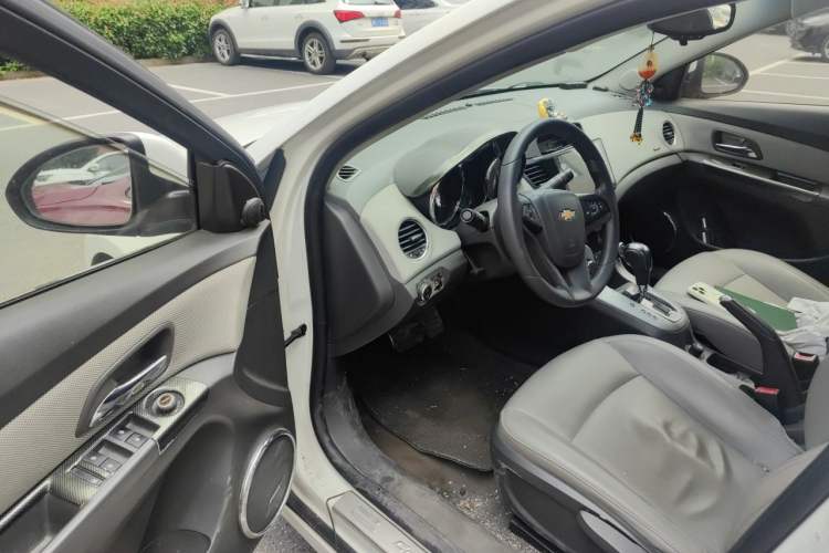 Used Chevrolet Cruze 2012 1.8L SE AT Driver Seat