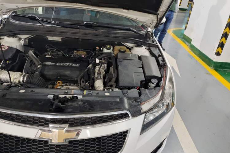 Used Chevrolet Cruze 2012 1.6T SE MT Engine Bay Left
