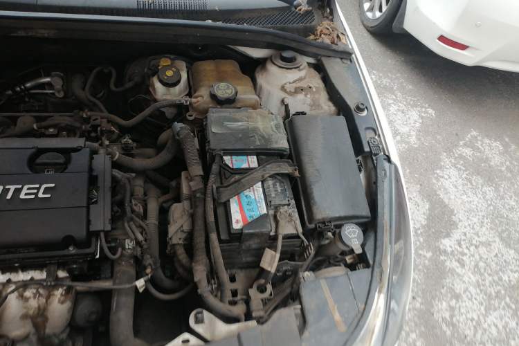 Used Chevrolet Cruze 2012 1.6L SL MT Engine Bay Left