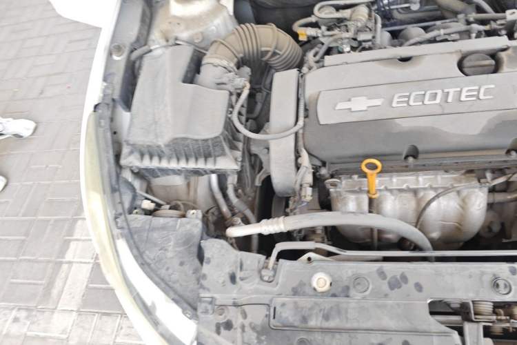 Used Chevrolet Cruze 2012 1.6L SL MT Engine Bay Right