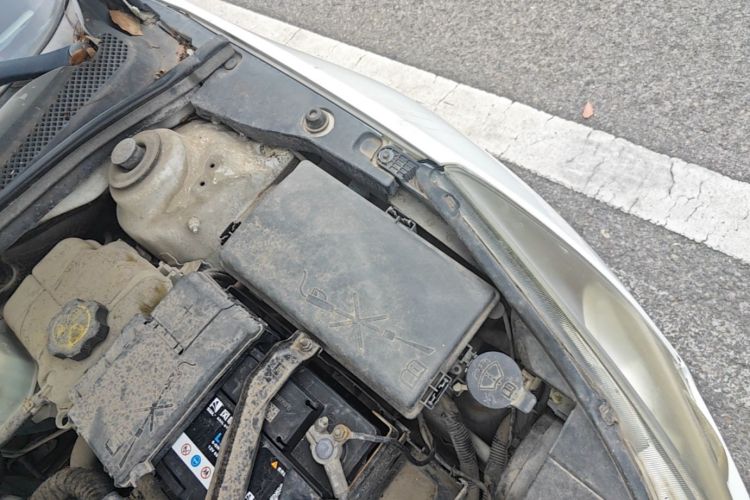 Used Chevrolet Cruze 2012 1.6L SL MT Engine Bay Right