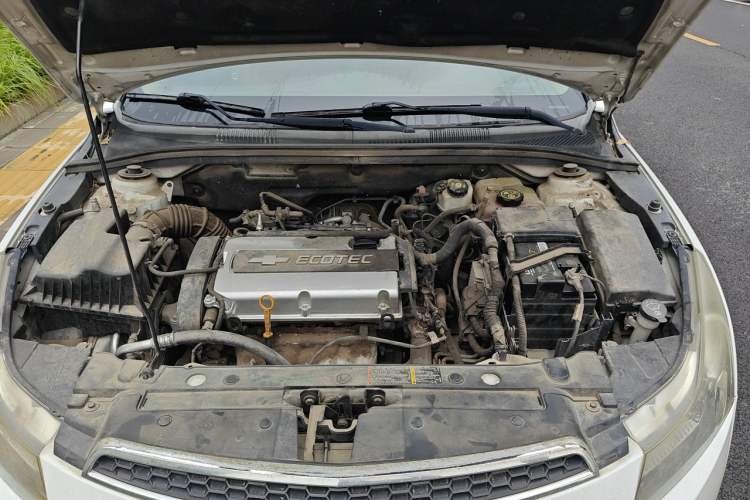Used Chevrolet Cruze 2012 1.8L SE AT Engine Bay