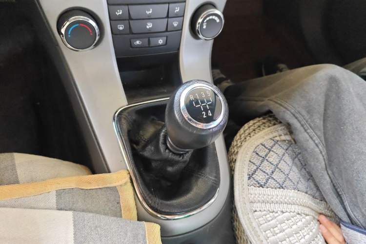 Used Chevrolet Cruze 2012 1.6L SL MT Gear Lever