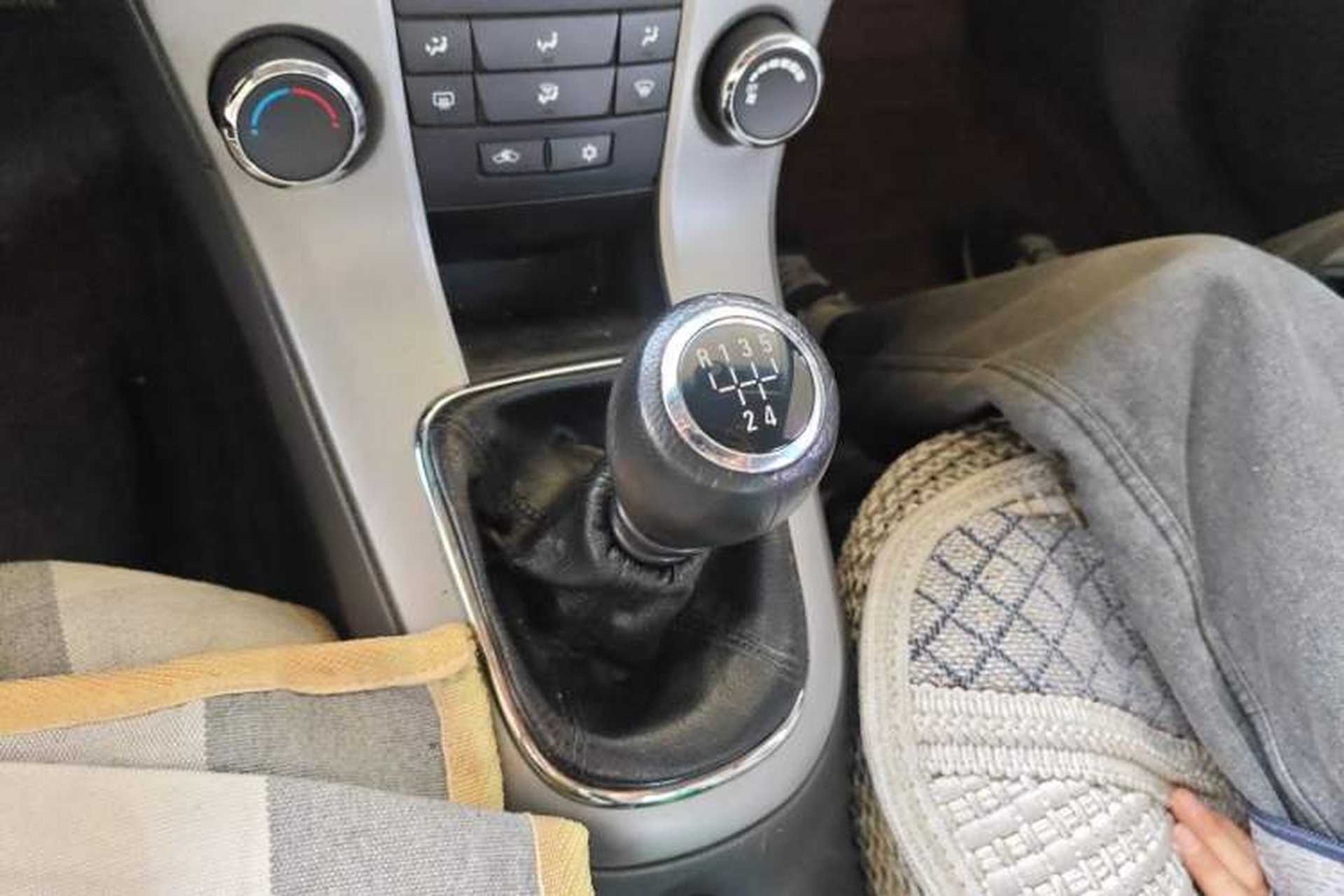 Used Chevrolet Cruze 2012 1.6L SL MT Gear Lever