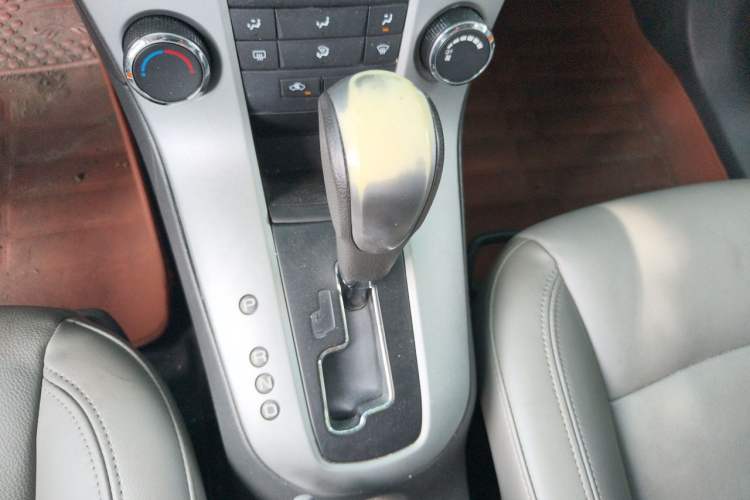 Used Chevrolet Cruze 2012 1.8L SE AT Gear Lever