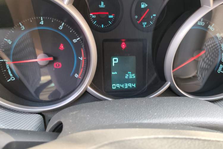 Used Chevrolet Cruze 2012 1.8L SE AT Odometer Close Up