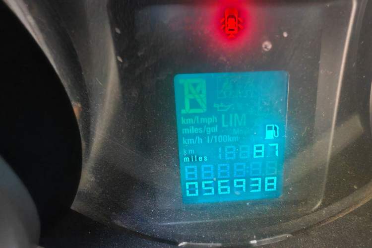 Used Chevrolet Cruze 2012 1.6L SL MT Odometer Close Up