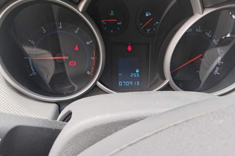 Used Chevrolet Cruze 2012 1.6L SE MT Odometer Close Up