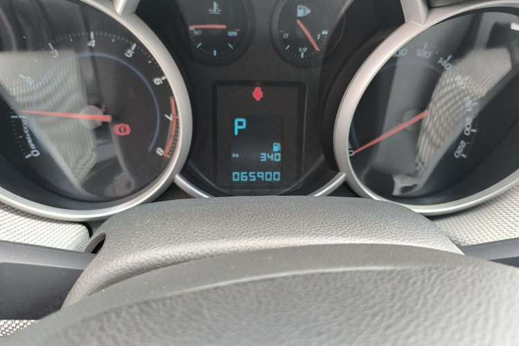 Used Chevrolet Cruze 2012 1.8L SE AT Odometer Close Up