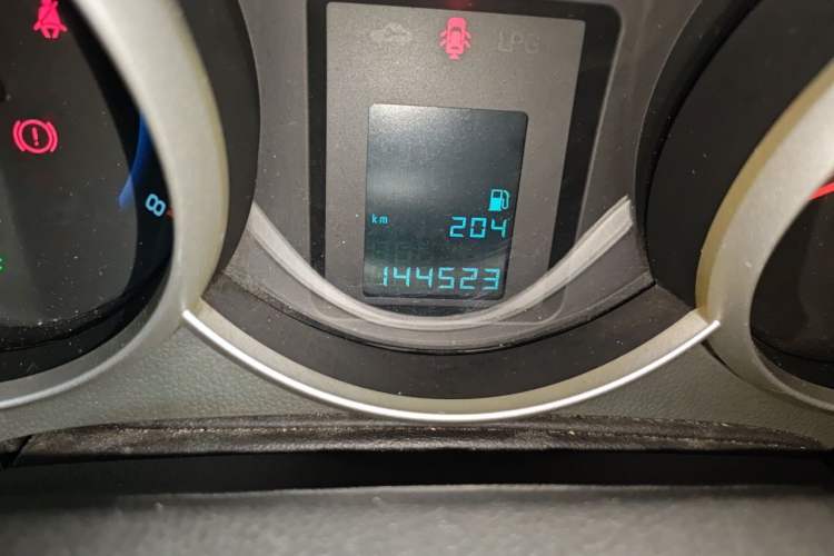 Used Chevrolet Cruze 2012 1.6L SE MT Odometer Close Up