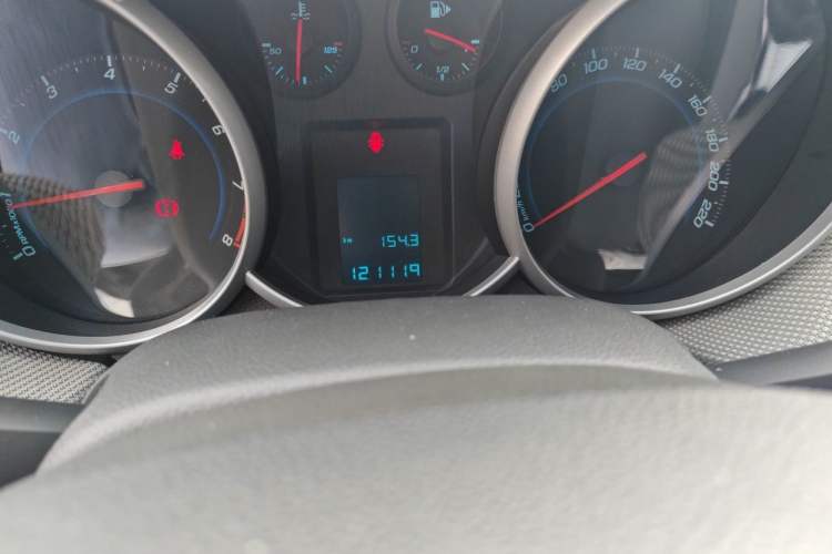 Used Chevrolet Cruze 2012 1.6L SE MT Odometer Close Up