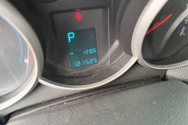 Used Chevrolet Cruze 2012 1.8L SE AT Odometer Close Up