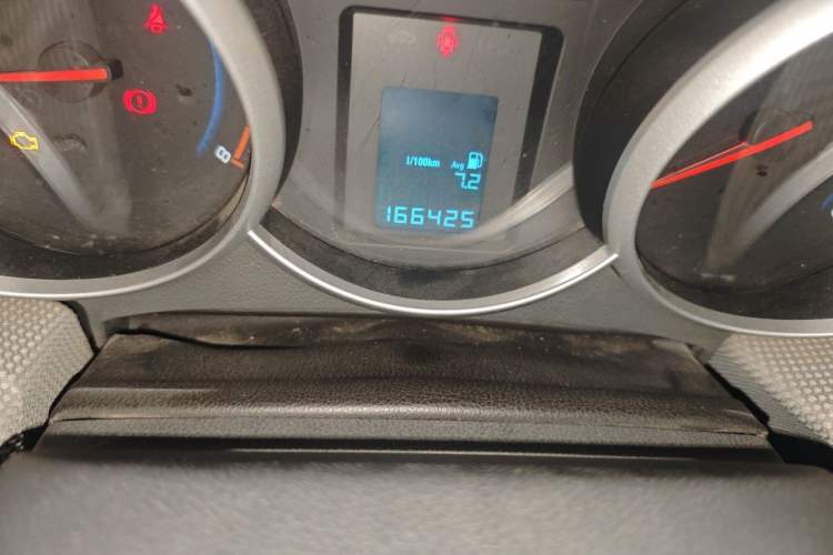 Used Chevrolet Cruze 2012 1.6L SE MT Odometer Close Up