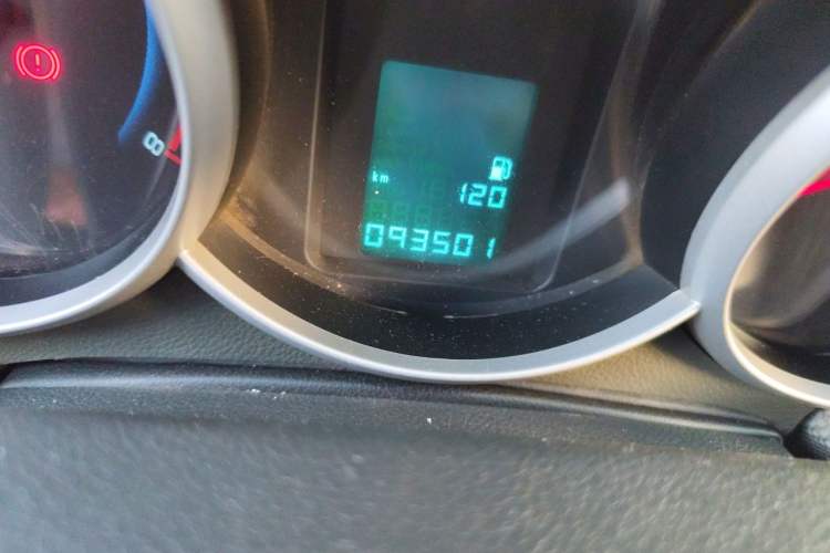 Used Chevrolet Cruze 2012 1.6L SE MT Odometer Close Up