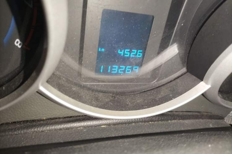 Used Chevrolet Cruze 2012 1.6L SE MT Odometer Close Up