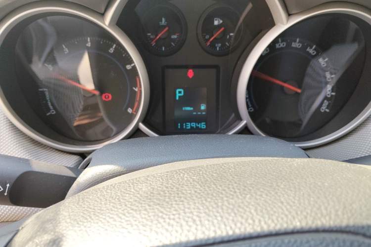 Used Chevrolet Cruze 2012 1.8L SE AT Odometer Close Up