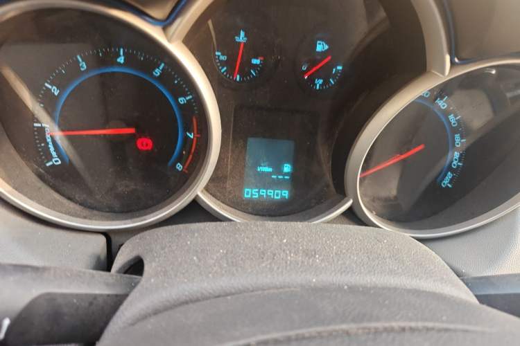 Used Chevrolet Cruze 2012 1.6L SL MT Odometer Close Up